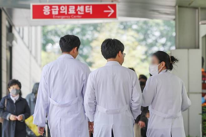 서울의 한 대학병원에서 의료진이 오가고 있다. 2024.4.25/뉴스1 ⓒ News1 민경석 기자 /사진=뉴스1
