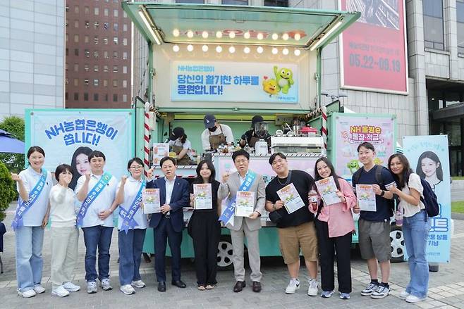 17일 서울마당에서 농협은행 개인디지털금융부문 이강영 부행장(오른쪽 다섯 번째)과 직원들이 커피차 이벤트를 진행하고 있다. NH농협은행 제공