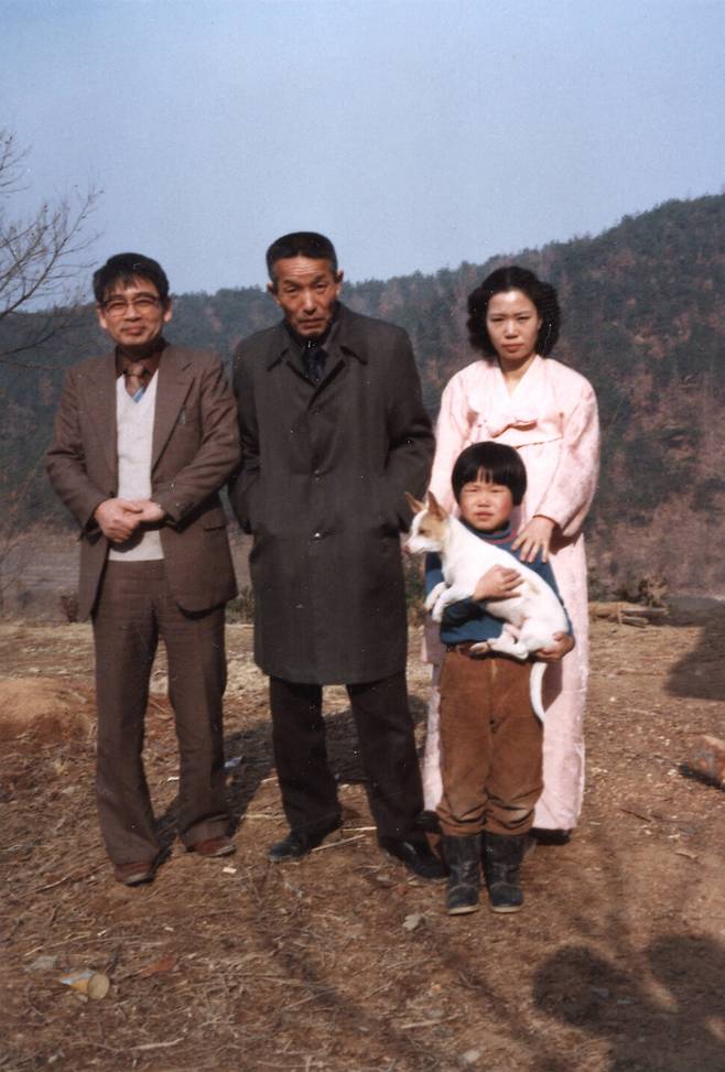 1974년 3월 임종국 선생의 가족과 함께한 오무라 마스오(왼쪽). 재야 운동가이자 역사가로 친일 문학사 등을 파헤친 임 선생과 그의 공적을 일본 사회에 알리는 데도 오무라는 큰 기여를 했다. 소명출판 제공