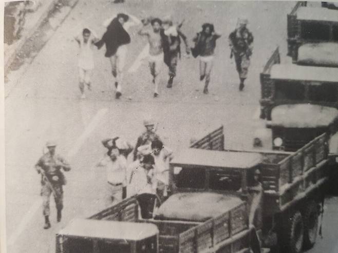 1980년 5·18 민주화운동 당시 계엄군들이 시민들을 붙잡아 군용트럭으로 끌고 가고 있다. 한겨레 자료