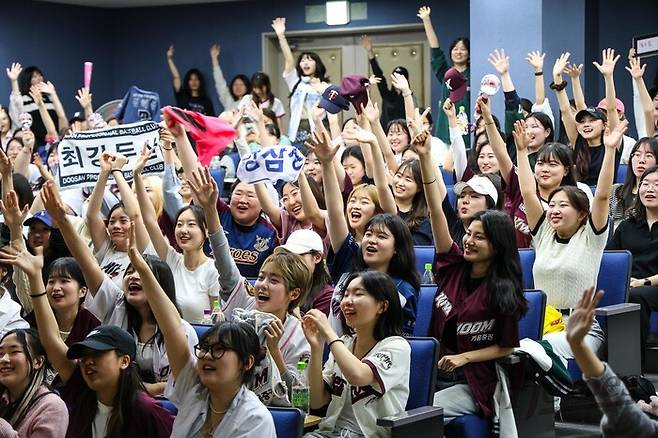 키움 히어로즈가 지난 2일 서울 이화여자대학교에서 연 ‘키움 히어로즈 여대 특강’에 참석한 학생들이 강의실을 가득 메우고 있다. 키움 히어로즈 제공