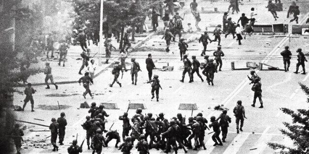 1980년 5·18 당시 광주 금남로에서 군인들이 시민들을 마구 때리며 진압하고 있다. 한겨레 자료사진