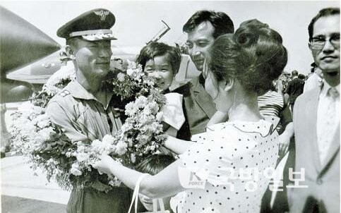 1969년 8월29일 공군 대구기지에서 열린 팬텀 인수식에서 강신구 중령에게 그의 아내가 꽃다발을 걸어 줬다. 강 중령은 당시 영화계를 주름잡았던 배우 신성일(본명 강신영)씨의 친형이다. 국방일보 제공