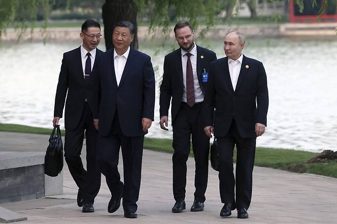 시진핑 중국 국가주석(왼쪽 둘째)과 블라디미르 푸틴 러시아 대통령(맨 오른쪽)이 16일 중국 베이징에서 비공식 회담 중 걷고 있다. AP 연합뉴스