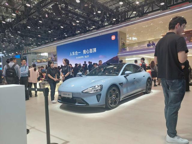 지난달 25일 중국 베이징에서 열린 베이징 오토쇼에서 중국산 전기차가 전시돼 있다. 베이징=조영빈 특파원