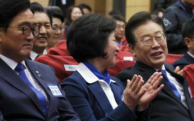 이재명(오른쪽) 더불어민주당 대표가 16일 오전 서울 여의도 국회 의원회관에서 열린 제22대 국회 전반기 국회의장단 후보 선출 당선자 총회에서 추미애(가운데) 당선자와 대화하고 있다. 왼쪽은 우원식 의원. 뉴시스