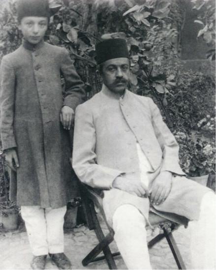 어린 사데크 헤다야트와 그의 아버지. 위키미디어 커먼스