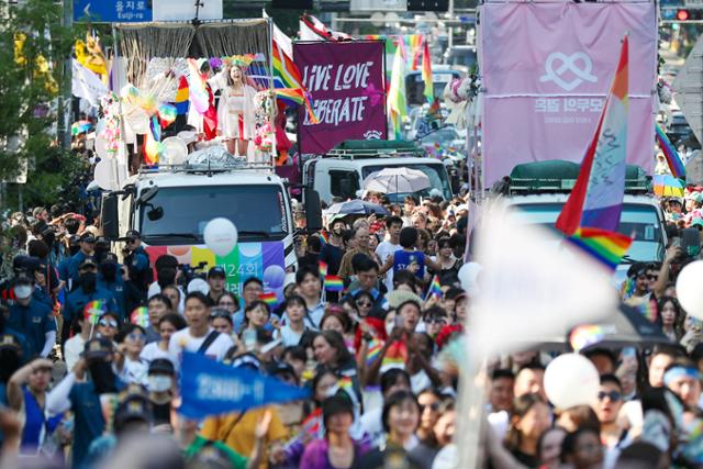 지난해 7월 1일 서울 중구 삼일대로 일대에서 제24회 서울퀴어문화축제 참가자들이 행진하고 있다. 뉴스1