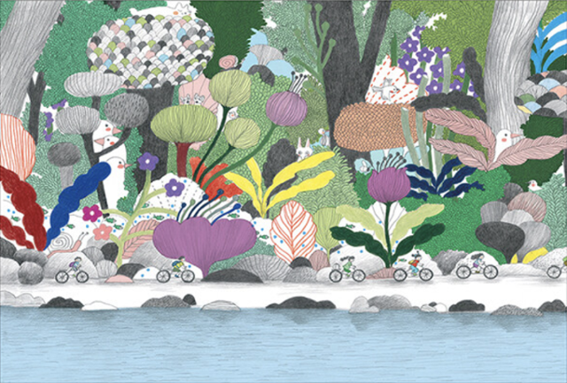 커다란 호숫가에서 자전거를 타는 아이들 뒤로 크고 작은 동식물들이 빼곡하게 들어차 있다. 모든요일그림책 제공