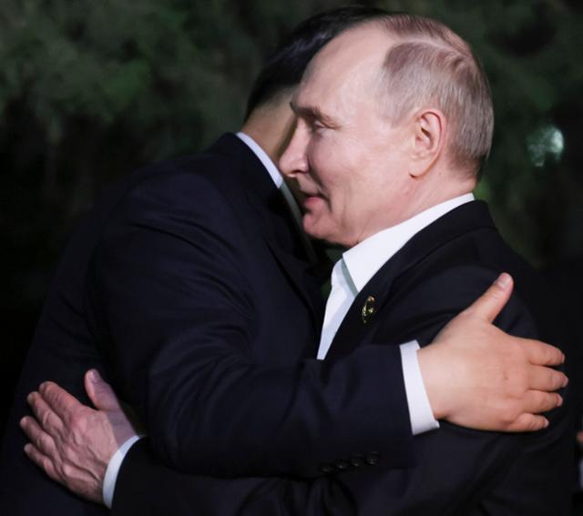 블라디미르 푸틴(오른쪽) 러시아 대통령과 시진핑 중국 국가주석이 16일 중국 베이징 중난하이에서 비공식 정상회담을 마친 후 포옹하고 있다. 베이징=AP 뉴시스