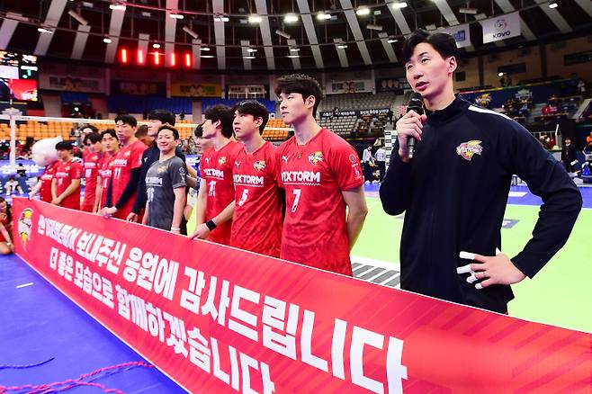 2023~24시즌이 끝난 뒤 팬들을 향해 인사를 하는 박철우(맨 오른쪽) 사진=KOVO