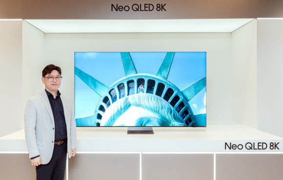 용석우 삼성전자 영상디스플레이사업부장(사장)이 '3세대 AI 8K 프로세서'를 탑재한 2024년형 '네오 QLED 8K' TV 신제품을 소개하고 있다. [사진=삼성전자]