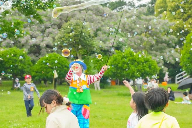 11일 열린 ‘제1회 2024 펠롱펠롱 제주올레 어린이 걷기축제’에서, 일본의 쿠파상이 보목하수처리장에서 비눗방울 퍼포먼스를 선보이고 있다. (제주올레)
