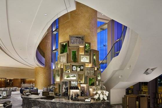 지난 2021년부터 객실 및 일부 공용공간 개보수를 통해 새롭게 태어난 포시즌스 홍콩의 1층 로비 및 갤러리 전경. 사진 포시즌스 홍콩