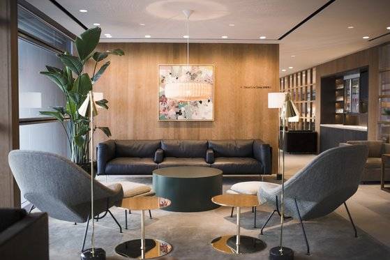 홍콩국제공항 제 1터미널에 위치한 캐세이퍼시픽 비즈니스 라운지 '더 피어' 전경. 사진 캐세이퍼시픽