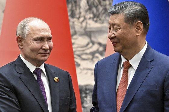 지난 16일 중국을 방문 중인 블라디미르 푸틴 러시아 대통령(왼쪽)이 시진핑 중국 국가주석을 만나 정상회담을 했다. AP=연합뉴스