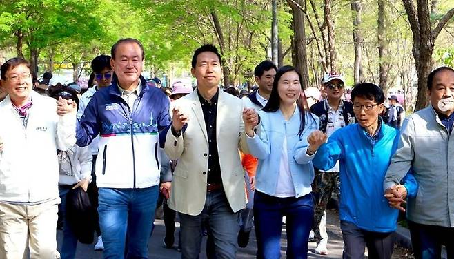 이정헌 당선인이 당선 직후 주말 어린이대공원에서 개최된 '2024 광진가족 봄꽃길 걷기대회'에 참가했다. /이정헌 당선인실