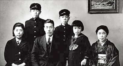 쿠사마 야요이(오른쪽 두번째)가 어린 시절 부모님, 언니 오빠들과 찍은 가족 사진.