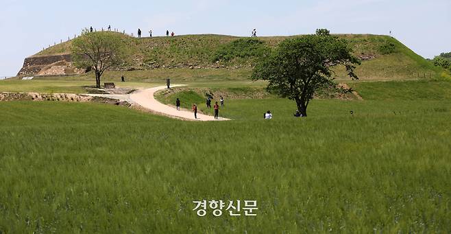 2022년 5월15일 경기도 연천군의 유적지 호로고루에서 시민들이 산책을 하고 있다. 김창길 기자
