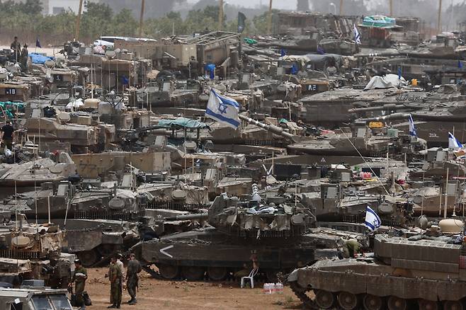 11일(현지시간) 가자지구 분리장벽 인근에서 이스라엘군 탱크들이 대기하고 있다. 로이터연합뉴스