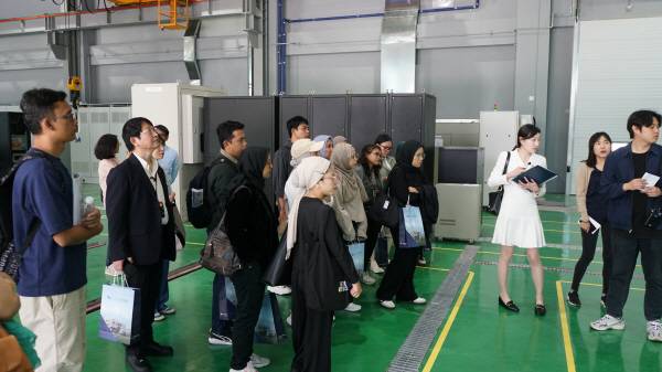 부산대학교 수소선박기술센터는 17일 인도네시아 언론 방문단 14명이 부산항 우암부두 해양산업클러스터 내 부산대 수소선박기술센터 ‘친환경 수소연료 선박 R&D플랫폼’을 방문했다고 밝혔다. 수소선박기술센터 제공