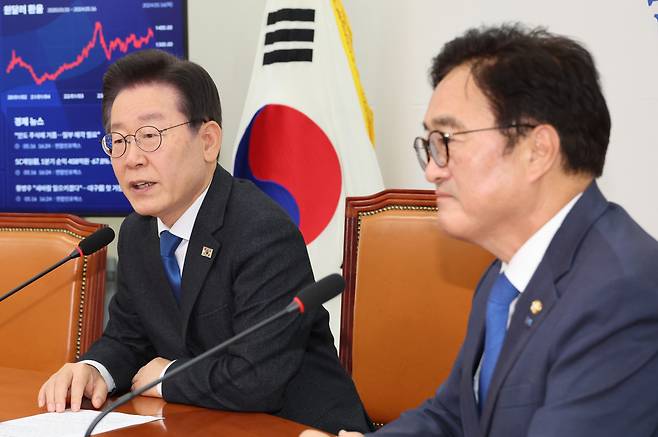 Main opposition leader Lee Jae-myung (left) speaks during a meeting with Democratic Party of Korea Rep. Woo Won-shik, after Woo was elected as the sole candidate for the next National Assembly speaker, in western Seoul, Thursday. (Yonhap)
