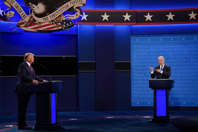 2020년 10월 조 바이든 미국 대통령과 도널드 트럼프 전 대통령의 대선후보 TV토론 현장 [사진 = AFP 연합뉴스]