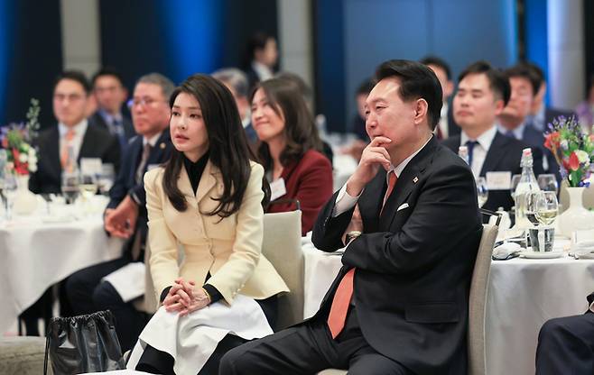 네덜란드 동포 공연 감상하는 윤석열 대통령 내외 
     (암스테르담=연합뉴스) 진성철 기자 = 네덜란드를 국빈 방문한 윤석열 대통령과 부인 김건희 여사가 11일(현지시간) 암스테르담 한 호텔에서 열린 동포 만찬 간담회에서 미선 힐터만 씨의 전자 바이올린 연주를 감상하고 있다.  2023.12.12  [공동취재]
    zjin@yna.co.kr
(끝)


<저작권자(c) 연합뉴스, 무단 전재-재배포 금지>