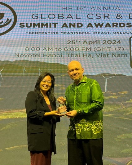 얀 얀 터 브리지스톤 아시아태평양-인도-중국 법인 CSR 책임자(왼쪽)가 제16회 ‘글로벌 CSR 및 ESG 서밋 어워드 2024’에서 수상하는 모습 [사진제공=브리지스톤코리아]