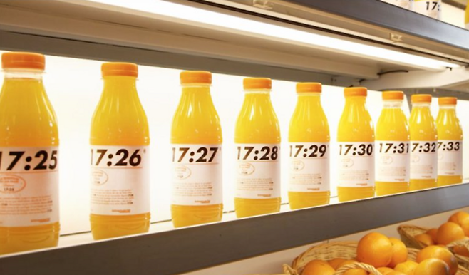 신선도를 홍보하기 위해 착즙 시각을 로고보다 크게 제작한 프랑스 기업 앙떼르마르셰의 오렌지 주스 사진. [앙떼르마르셰 유튜브 캡처]