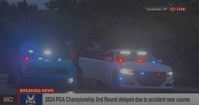 스코티 셰플러가 17일 PGA 챔피언십이 열린 미국 켄터키주 루이빌의 발할라 골프클럽 입구에서 경찰에 체포돼 경찰차에 오르고 있는 장면을 미국 ESPN이 촬영한 모습. AP연합뉴스