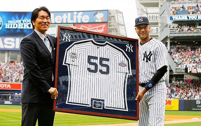 뉴욕 양키스 주장 데릭 지터(오른쪽)가 2013 MLB 홈경기 시작 전 마쓰이 히데키를 기념하는 액자 유니폼을 선물하고 있다. 사진=Getty Images=연합뉴스 제공