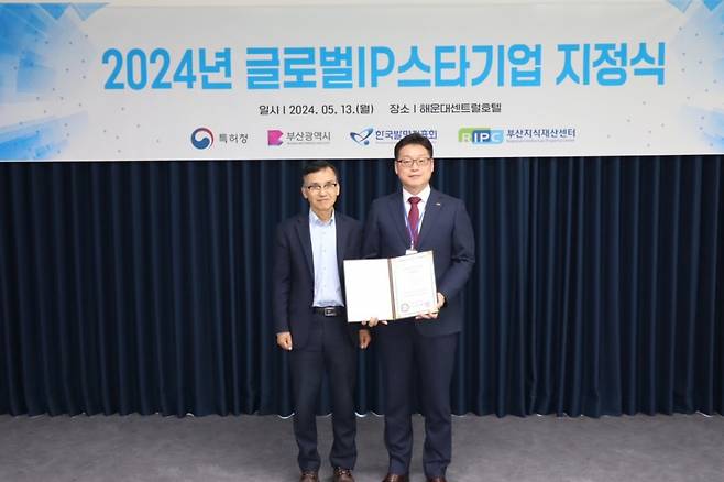 최윤화 제엠제코 대표(사진 오른쪽)가 2024 글로벌 IP스타기업 지정서를 받고 기념 촬영 중이다/사진제공=제엠제코