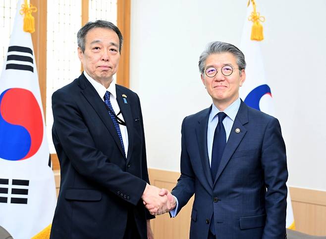 김홍균 외교부 1차관(오른쪽)이 17일 서울 종로구 외교부 청사에서 미즈시마 고이치(水嶋光一) 신임 주한일본대사의 부임을 축하하고 있다. / 사진=외교부