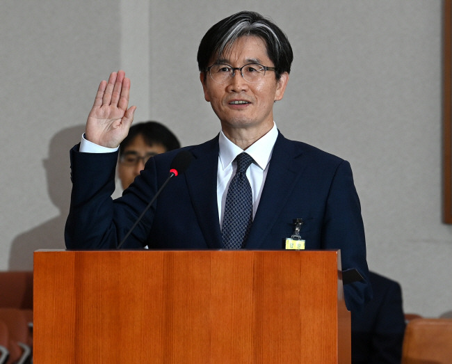 오동운 고위공직자범죄수사처 처장 후보자가 17일 국회에서 열린 인사청문회에서 선서하고 있다. 곽성호 기자