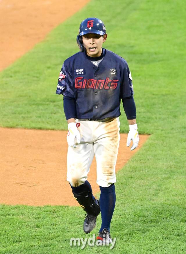 2024년 4월 13일 오후 서울 잠실야구장에서 '2024 신한 SOL Bank KBO리그' LG 트윈스와 두산 베어스의 경기가 열렸다. 롯데 황성빈이 3회초 1사 후 파울 타구를 친 뒤 천천하 타석에 복귀하고 있다./마이데일리