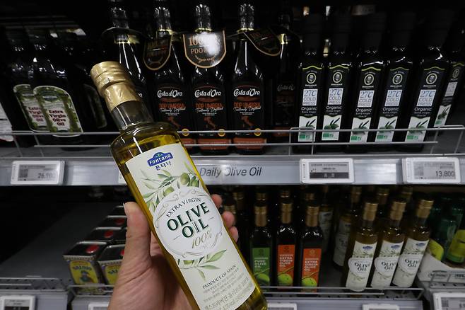 국제 올리브유 가격이 오르면서 국내 식품사들이 올리브유 제품 가격 인상에 나섰다. 13일 서울 시내 대형마트에 올리브유 판매대 모습. [연합]