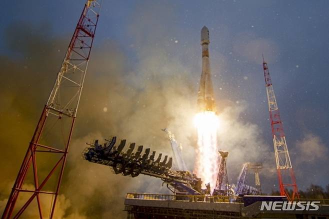 [플레세츠크=AP/뉴시스] 러시아가 우크라이나 침공 직전인 2022년 2월 초 핵무기 탑재가 가능한 위성 요격용 시험 위성을 발사했다고 월스트리트저널(WSJ)이 16일(현지시간) 익명의 미 당국자들을 인용해 보도했다. 사진은 2022년 11월 러시아 플레세츠크 우주기지에서 군사 위성을 실은 소유즈 로켓이 발사되는 것을 촬영한 것으로, 기사와는 무관. 2024.05.17.