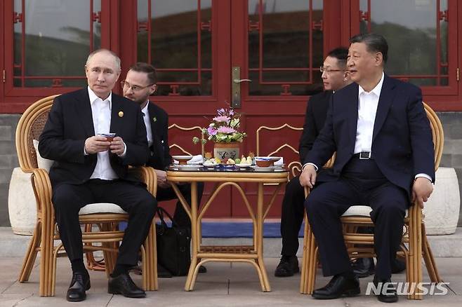 [베이징=AP/뉴시스] 블라디미르 푸틴(왼쪽) 러시아 대통령과 시진핑 중국 국가주석이 16일 중국 베이징 중난하이에서 차를 마시며 비공식 정상회담을 하고 있다. 2024.05.17.