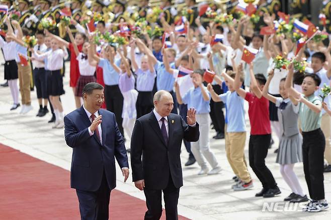 [베이징=AP/뉴시스] 블라디미르 푸틴 러시아 대통령, 시진핑 중국 국가주석이 16일 중국 베이징 인민대회당에서 열린 환영식에서 손을 흔들며 인사하고 있다. 2024.05.17.