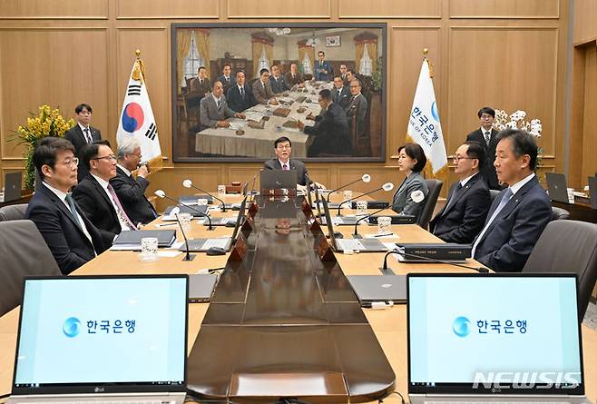 [서울=뉴시스] 사진공동취재단 = 이창용 한국은행 총재가 22일 서울 중구 한국은행에서 열린 금융통화위원회 통화정책방향 결정회의를 주재하고 있다. 2024.02.22. photo@newsis.com