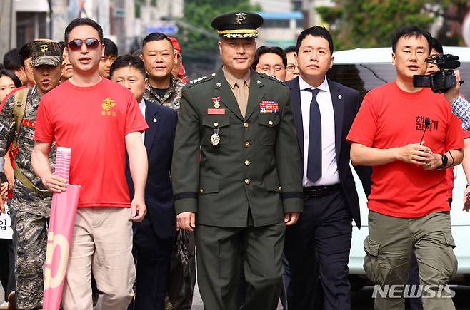 [서울=뉴시스] 황준선 기자 = 채모 상병 순직 사건을 수사하다가 보직 해임된 박정훈 대령(전 해병대 수사단장)이 17일 오전 서울 용산구 중앙지역군사법원에서 열린 항명 등 혐의에 관한 4차 공판에 출석하고 있다. 2024.05.17. hwang@newsis.com