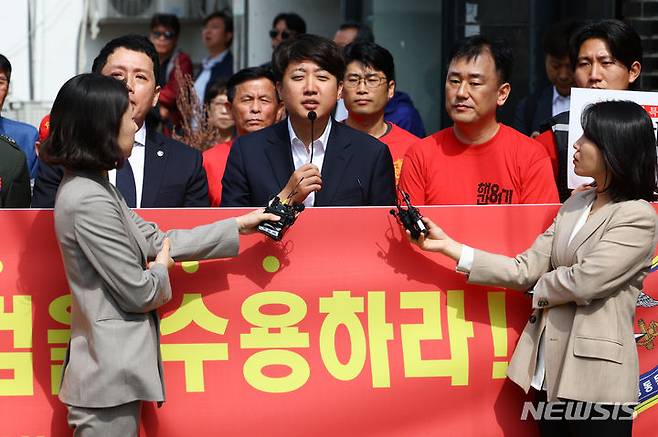 [서울=뉴시스] 황준선 기자 = 이준석 개혁신당 대표가 17일 오전 서울 용산구 중앙지역군사법원 앞에서 채모 상병 순직 사건을 수사하다가 보직 해임된 박정훈 대령(전 해병대 수사단장)과의 4차 공판에 앞서 열린 기자회견에서 발언하고 있다. 2024.05.17. hwang@newsis.com