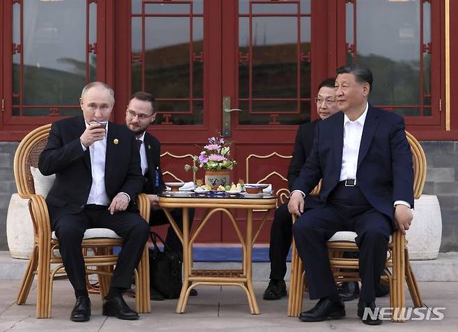 [베이징=AP/뉴시스] 시진핑(오른쪽) 중국 국가주석과 블라디미르 푸틴 러시아 대통령이 16일 중국 베이징 중난하이에서 차를 마시며 비공식 정상회담을 하고 있다. 2024.05.17.