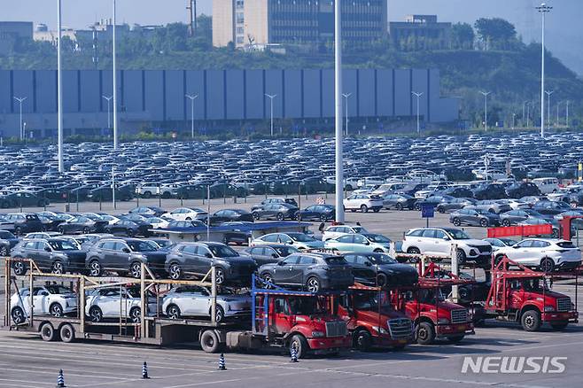 [충칭=AP/뉴시스] 중국 남서부 충칭(重慶)의 창안자동차 물류센터에서 출고 신차들이 운송을 기다리고 있다.