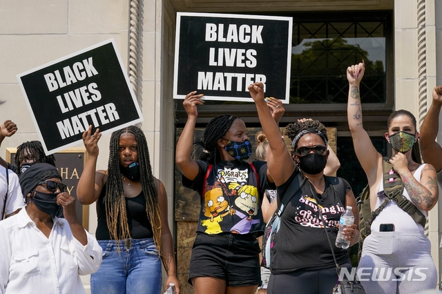[커노샤=AP/뉴시스] 2020년 이른바 '흑인의 생명은 소중하다'(BLM·Black Lives Matter) 시위대를 살해한 혐의로 유죄 판결을 받은 남성이 사면 조치됐다. 사진은 2020년 8월24일(현지시간) 블랙라이브스매터(Black Lives Matter·흑인의 목숨도 소중하다) 시위대가 경찰의 흑인 상대 총격이 일어난 위스콘신 커노샤에서 집회를 열고 있는 모습. 2020.08.25.