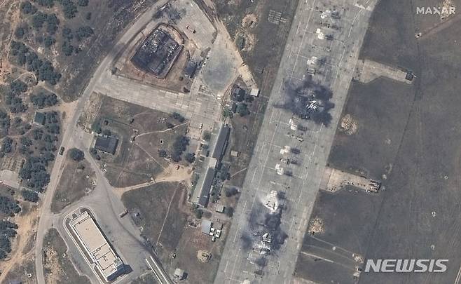 [세바스토폴=AP/뉴시스] 맥사 테크놀로지스가 제공한 위성 사진에 16일(현지시각) 크름반도 세바스토폴 인근 벨베크 공군기지에 파괴된 러시아군의 미그(MiG)-31 전투기와 연료 저장고가 보인다. 2024.05.17.