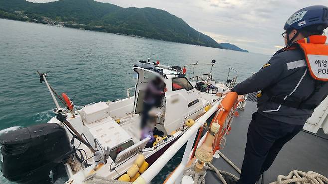 해경이 사고가 발생한 레저 선박을 예인하고 있다. 여수해경 제공