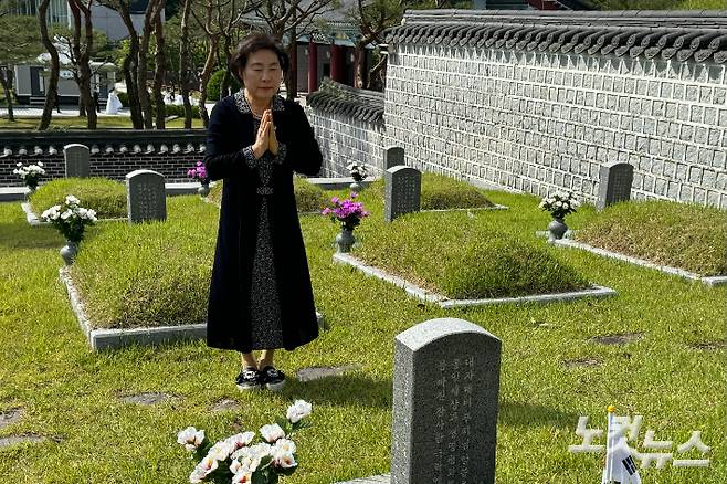 5·18민주화운동 44주년을 하루 앞두고 광주 북구 운정동 국립5·18민주묘지에 안장된 고인들을 추모하는 유족과 지인들의 발걸음이 이어졌다. 김수진 기자