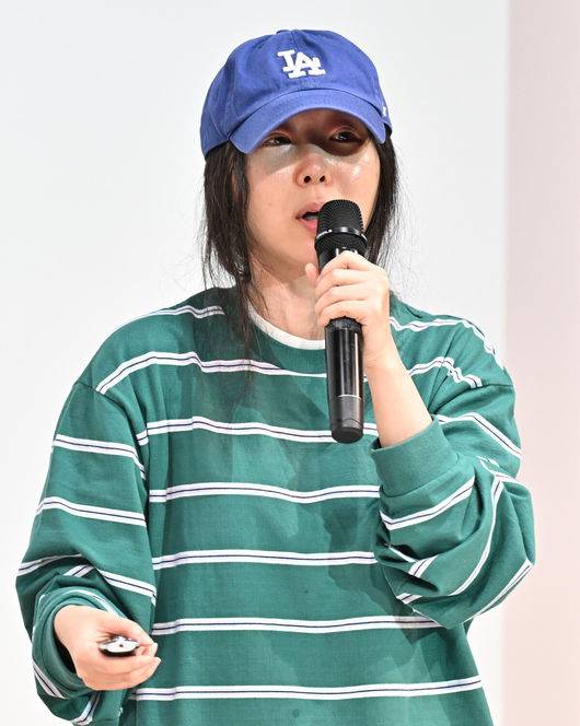 [OSEN=조은정 기자]하이브 산하 레이블 어도어의 대표 민희진이 25일 오후 서울 서초구 한국컨퍼런스센터에서 경영원 탈취 시도 의혹 관련 긴급기자회견을 열었다.앞서 하이브는 민희진 대표가 뉴진스를 데리고 본사로부터 독립하려 한다는 제보를 받아 관련 증거 수집에 나섰다.&nbsp;하이브는 A 씨 등 어도어 경영진이 대외비인 계약서를 유출하고, 하이브가 보유하고 있는 어도어 주식을 팔도록 유도했다는 정황을 포착해 감사권을 발동했으며&nbsp;A 씨가 하이브 내부 정보를 어도어에 넘긴 것으로도 파악했다. 이와 관련,&nbsp;민희진 대표는 공식입장을 통해 '아일릿의 뉴진스 카피 사태'에 문제를 제기하자 하이브로부터 해임 통보를 받은 것이라고 반박했다.민희진 대표가 입장을 발표하고 있다. 2024.04.25 /cej@osen.co.kr